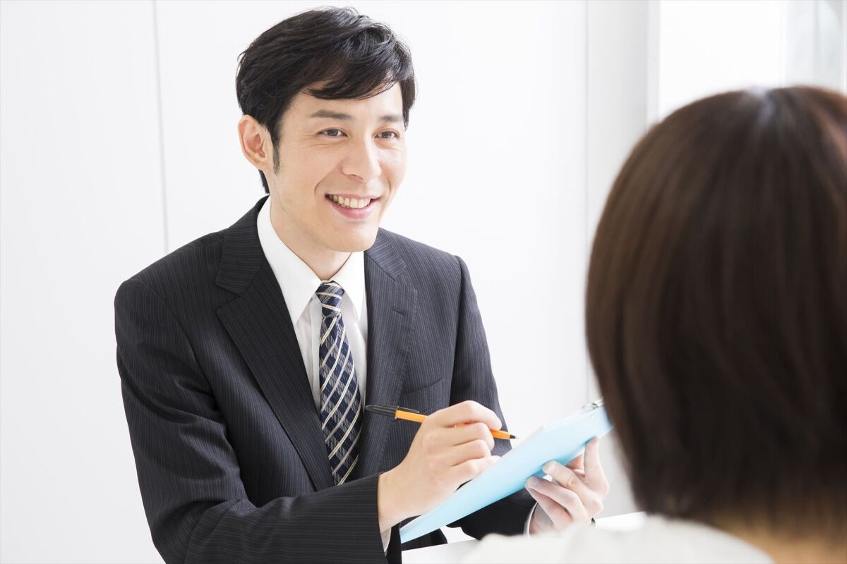 希望を聞く男性スタッフ (1)
