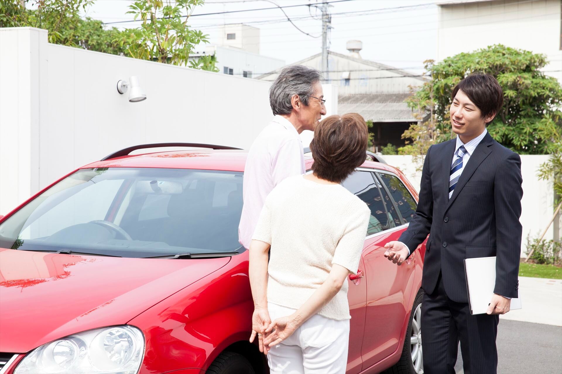 シニア世帯に車を紹介するスタッフ (1)
